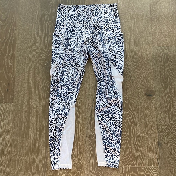 Athleta Eclipse tights in leopard print - Picture 1 of 7